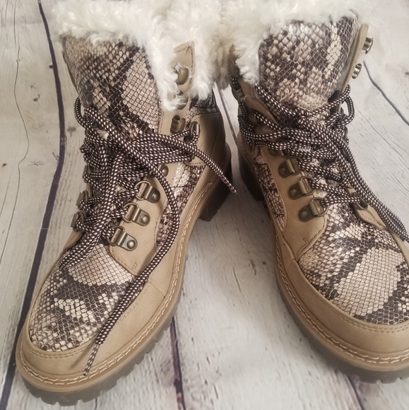 JUST FAB FAUX SNAKESKIN BRIDGETTE BOOTS....๐โโ๏ธ๐ฅฐ - Picture 6 of 8